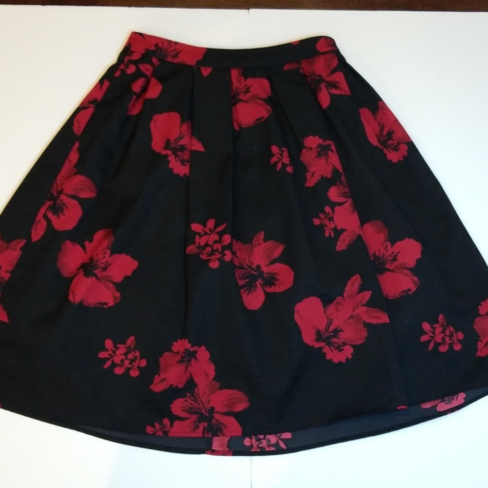 Forever 21 Pleated Blk Floral Skirt Size Medium